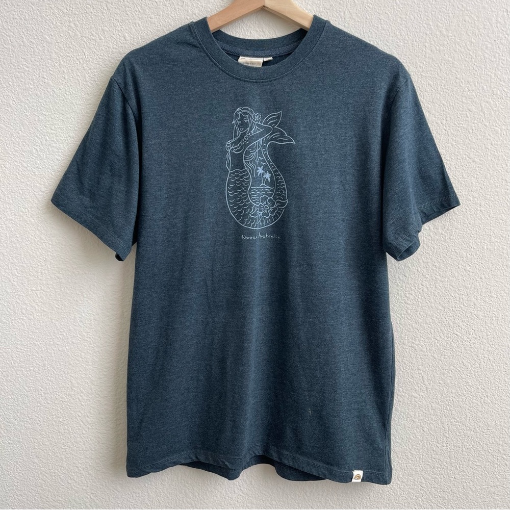 PACIFIC CREATIONS Navy Pin Up Mermaid Noosa Australia Short Sleeve Graphic Tee